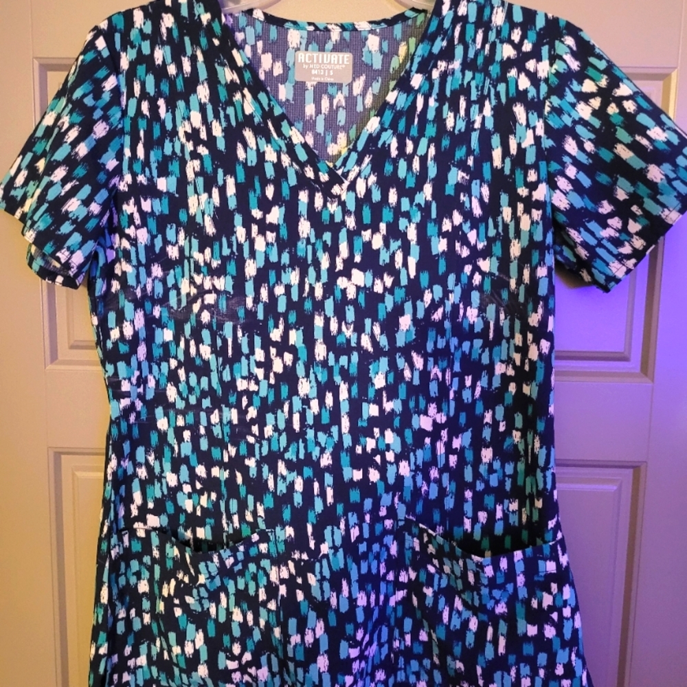 LIKE NEW SCRUB TOP MED COUTURE Activate